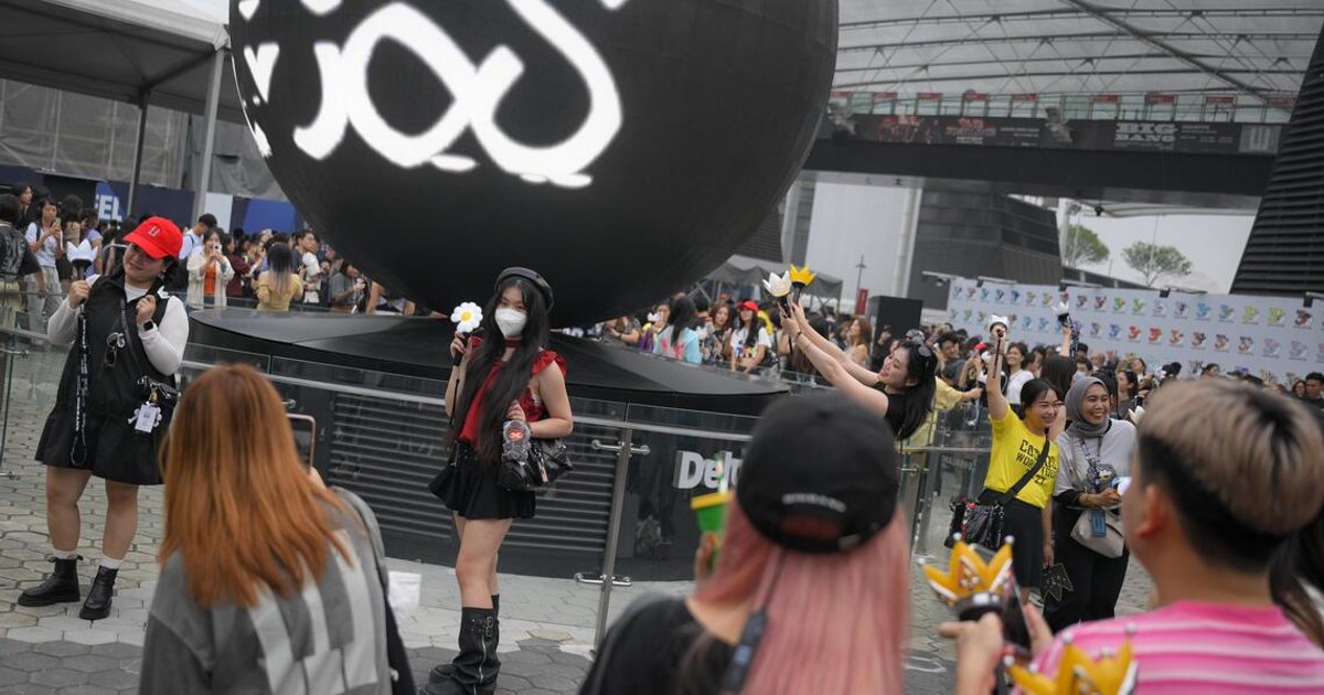 BigBang fans refuse to let haze rain on their parade at K-pop band’s National Stadium concert
