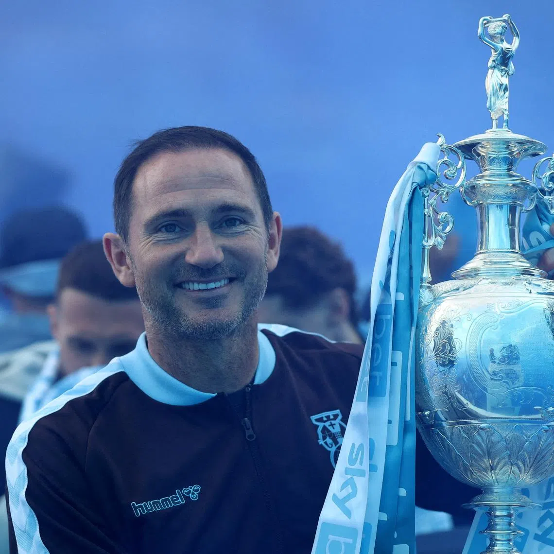 FILE PHOTO: Soccer Football - Championship - Coventry City Promotion Parade - Coventry, Britain - May 4, 2026 Coventry City manager Frank Lampard poses for a photograph with the Championship trophy during the parade as they celebrate promotion to Premier League REUTERS/Hannah Mckay/File Photo