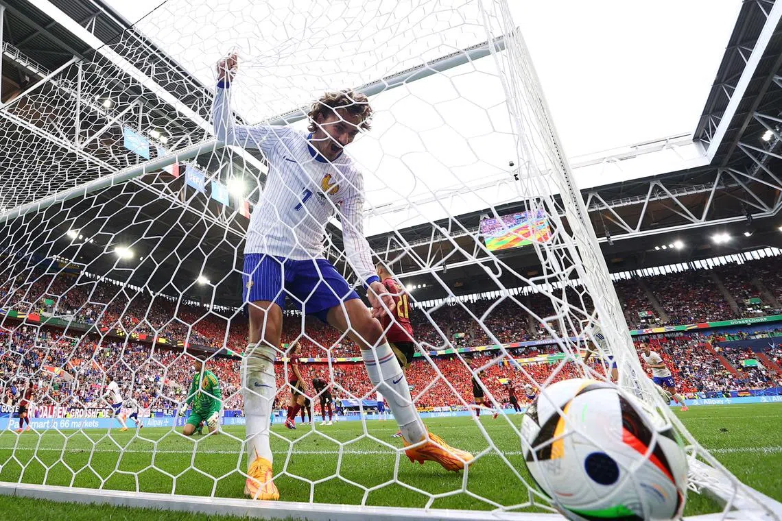 Soccer Football - Euro 2024 - Round of 16 - France v Belgium - Dusseldorf Arena, Dusseldorf, Germany - July 1, 2024 France's Antoine Griezmann celebrates their first goal scored by Randal Kolo Muani REUTERS/Bernadett Szabo