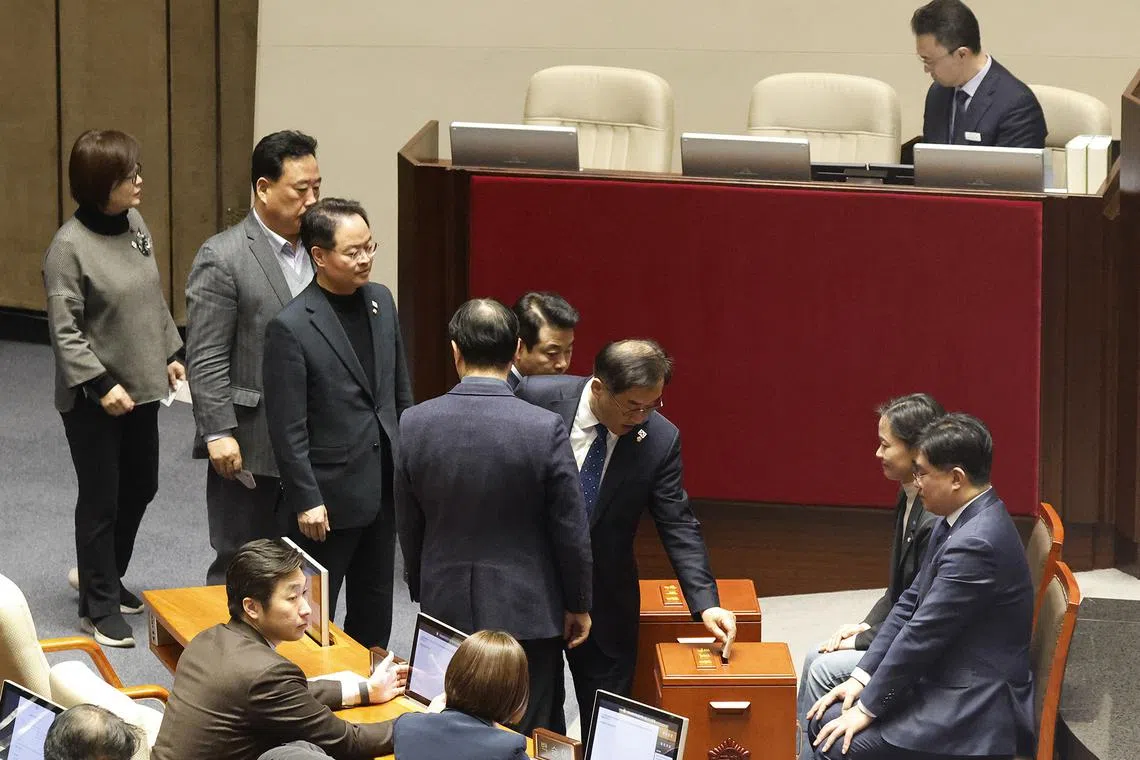 epa11761688 Lawmakers queue to cast their votes on the impeachment motion against President Yoon Suk Yeol at the National Assembly in Seoul, South Korea, 07 December 2024. President Yoon faces a motion brought by opposition lawmakers after declaring and then reversing martial law, citing the need to eliminate pro-North Korean forces and uphold the constitutional order. EPA-EFE/JEON HEON-KYUN / POOL