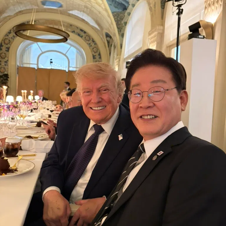 President Lee Jae Myung shared a selfie with US President Donald Trump and a photo of the pen, saying the two leaders discussed South Korea-US relations and peace on the Korean Peninsula.