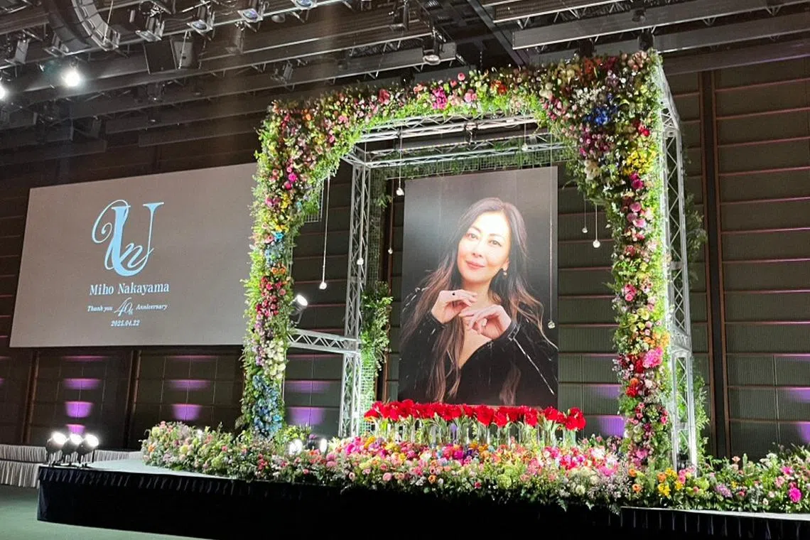 A memorial service for late Japanese singer-actress Miho Nakayama who died at the age of 54 due to an accident in December 2024 was held on April 22 in Tokyo. More than 10,000 fans and 800 friends, c