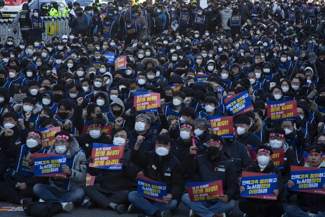 epa10337881 Members of Seoul subway workers unions shout slogans during a rally against the government's labor policy near Seoul City Hall in Seoul, South Korea, 30 November 2022. Thousands of protesters gathered to demand labor reform and better working conditions.  EPA-EFE/JEON HEON-KYUN