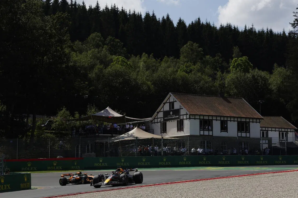 FILE PHOTO: Formula One F1 - Belgian Grand Prix - Circuit de Spa-Francorchamps, Stavelot, Belgium - July 28, 2024 Red Bull's Max Verstappen and McLaren's Lando Norris in action during the race REUTERS/Leonhard Foeger/File Photo