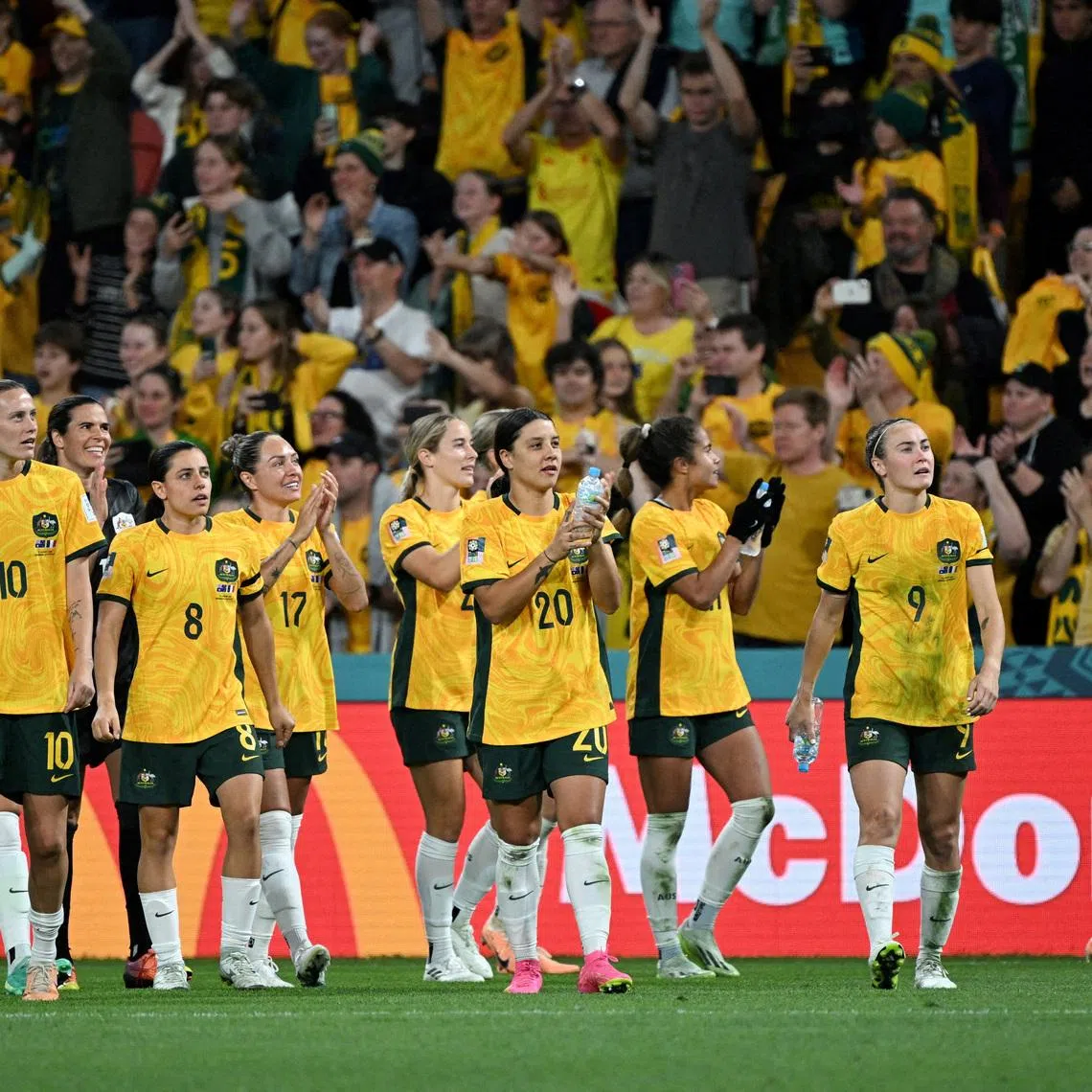 FILE PHOTO: Soccer Football - FIFA Women’s World Cup Australia and New Zealand 2023 - Quarter Final - Australia v France - Brisbane Stadium , Brisbane, Australia - August 12, 2023 Australia's Sam Kerr and teammates applaud fans after the match REUTERS/Dan Peled/File Photo
