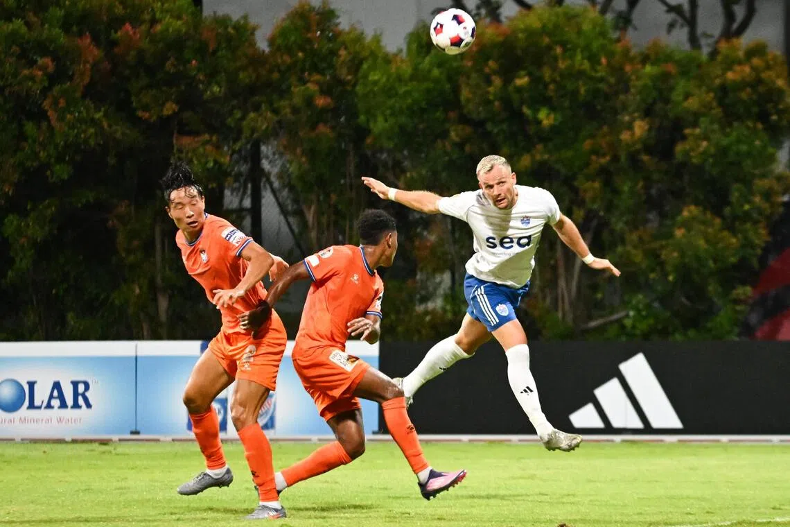 ST20251027-202564600498-Lim Yaohui-Deepanraj Ganesan-dgsoc27/

First half of Lion City Sailors (white) against Albirex Niigata (orange) during Singapore Premier League match at Bishan Stadium on Oct 27, 2025. 

(ST PHOTO: LIM YAOHUI)