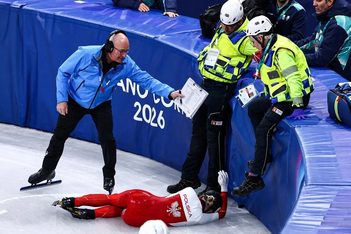 Milano Cortina 2026 Olympics - Short Track Speed Skating - Women's 1500m - Quarterfinals - Milano Ice Skating Arena, Milan, Italy - February 20, 2026. Kamila Sellier of Poland with medical staff after sustaining an injury during the Women's 1500m Quarterfinals REUTERS/Amanda Perobelli