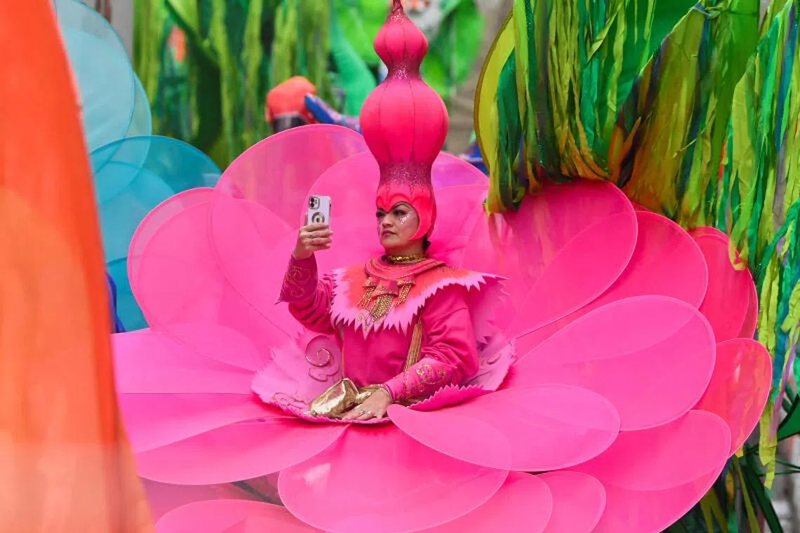 A performer takes part in the London New Year's Day Parade in London, Britain on  January 1, 2023. PHOTO : REUTERS