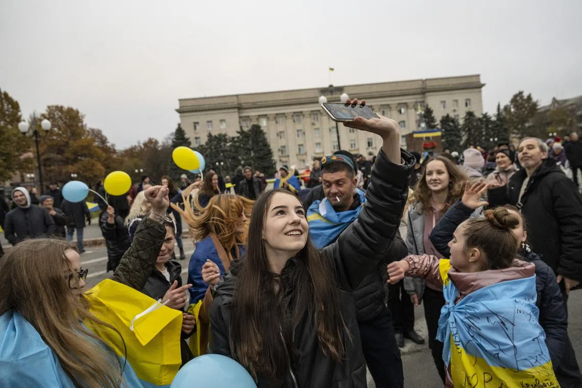 Ukrainian civilians and soldiers rejoice over the liberation of Kherson, after Russia formally announced it had retreated from the city, in southern Ukraine on Saturday, Nov. 12, 2022. Ukrainian soldiers were working to secure the city of Kherson and battling Russian forces on its outskirts, the military said on Saturday, one day after its special forces entered the southern port city to rapturous cheers from residents who had endured months of Russian occupation.
(Lynsey Addario/The New York Times) — NO SALES —