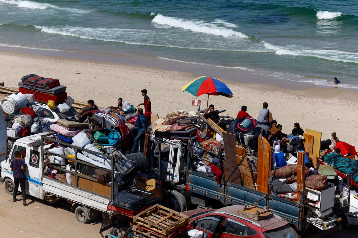 Displaced Palestinians, fleeing northern Gaza due to an Israeli military operation, sit on vehicles packed with belongings as they move southward after Israeli forces ordered residents of Gaza City to evacuate to the south, in the central Gaza Strip, September 23, 2025. REUTERS/Mahmoud Issa