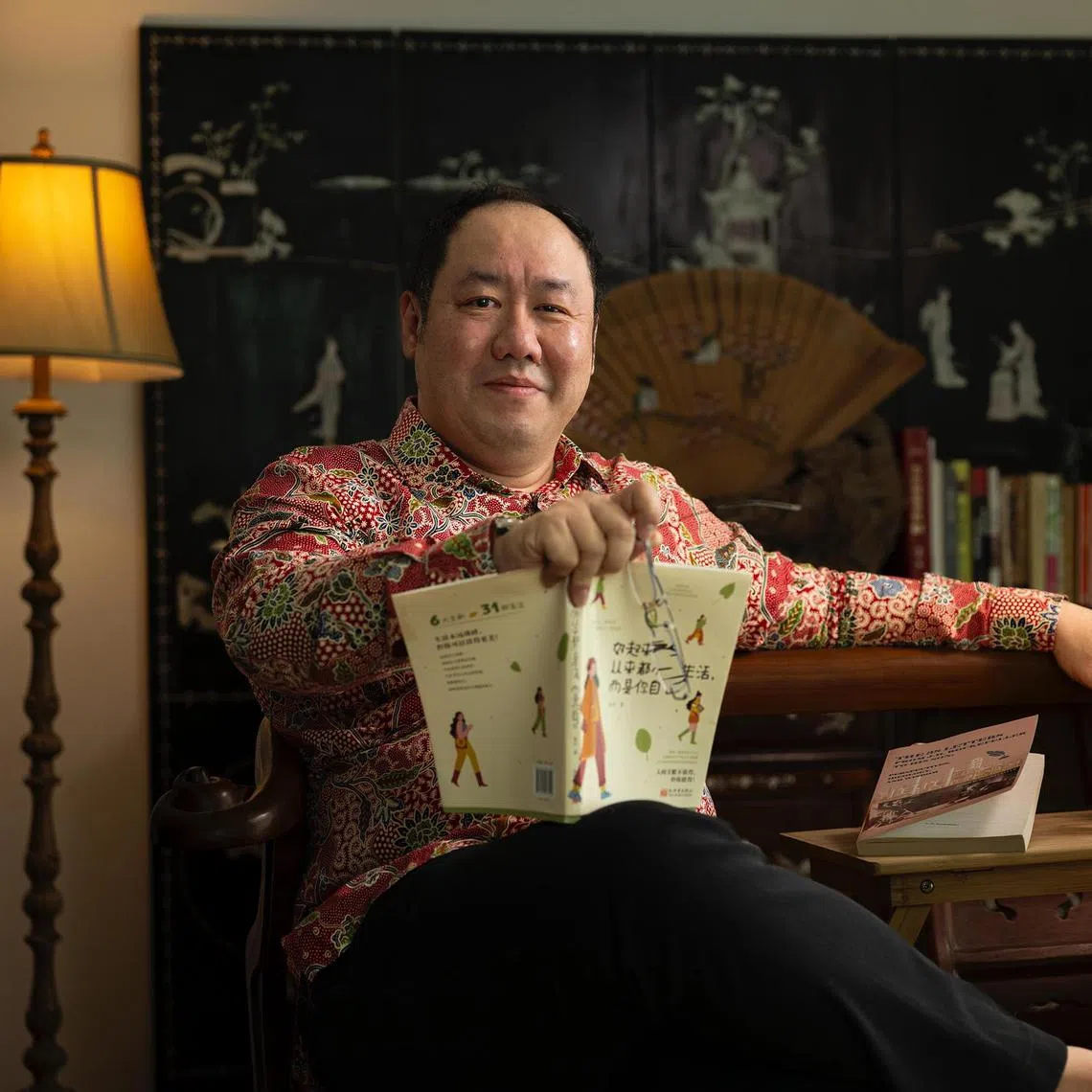 gmtalk05 - Richard Siaw, member of the Promote Mandarin Council, with his favourite book

PHOTO: COURTESY OF RICHARD SIAW