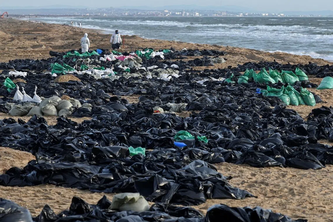 FILE PHOTO: Volunteers work to clear spilled oil on the coastline following an incident involving two tankers damaged in a storm in the Kerch Strait, in the settlement of Blagoveshchenskaya near the Black Sea resort of Anapa in the Krasnodar region, Russia December 21, 2024. REUTERS/Sergey Pivovarov/File Photo
