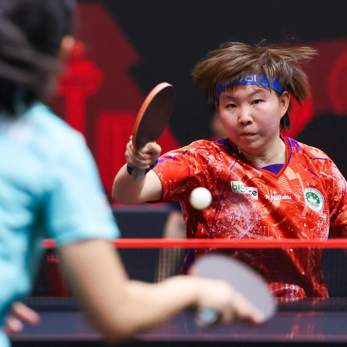 Former China's world No. 1 Zhu Yuling, now representing Macau, beat Thailand's Suthasini Sawettabut 3-0 to make it to the Singapore Smash women's singles main draw.
