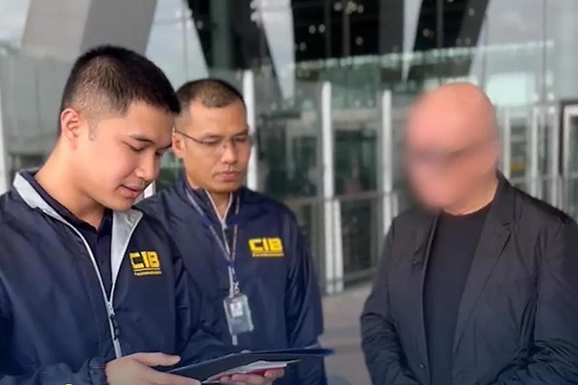 jwevade// A Singaporean businessman was arrested at Bangkok's Suvarnabhumi airport as he was about to board a flight.
Source: https://www.facebook.com/share/p/1GmJKWWkDW/