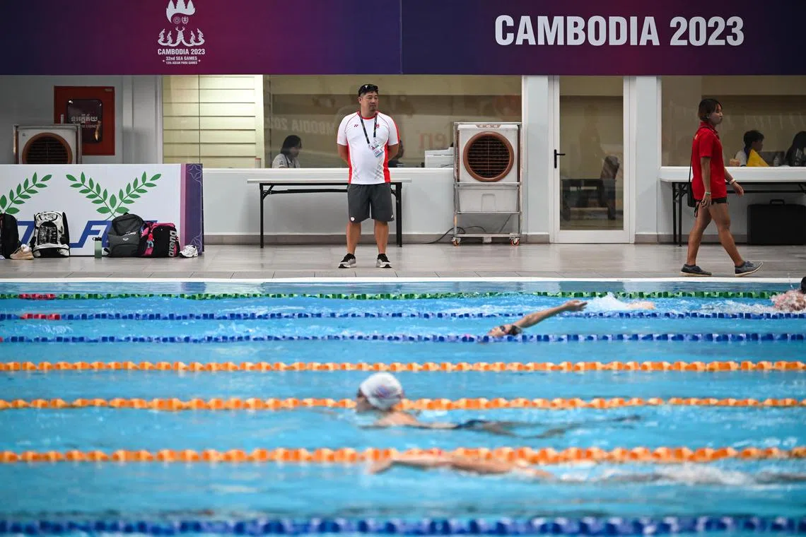 ST20230504-202309838272-Lim Yaohui-jonswim05/
National swimming head coach Gary Tan (standing, middle) watching Singapore swimmers training at Morodok Techo Aquatic Center in Phnom Penh, Cambodia on May 4, 2023.
Coverage of the 32nd Southeast Asian Games 2023 in Cambodia from 5 to 17 May 2023.
(ST PHOTO: LIM YAOHUI)