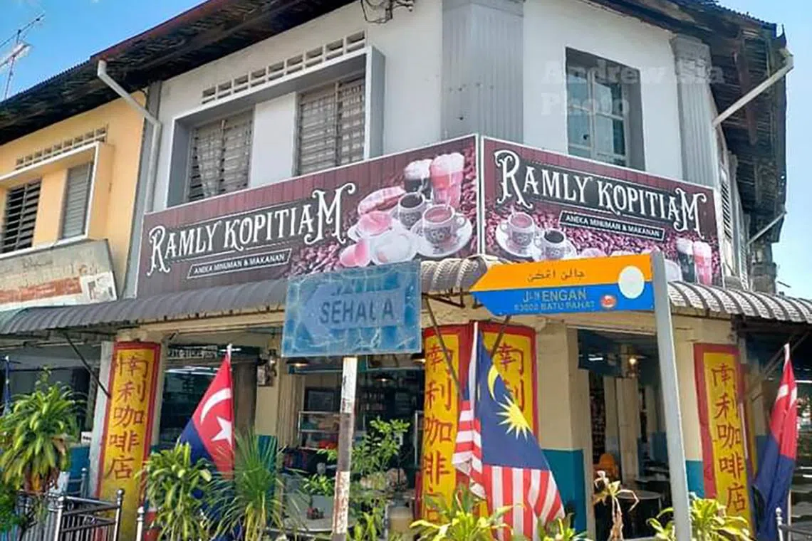 Ramly Kopitiam occupies a corner shop just next to the old Batu Pahat market.