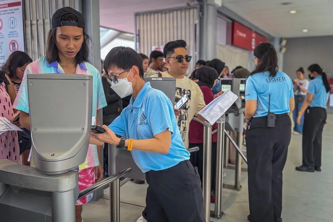 baworker06 - This photo shows ushers helping fans scan their tickets to enter the National Stadium on March 3, 2024 Copyright: Singapore Sports Hub