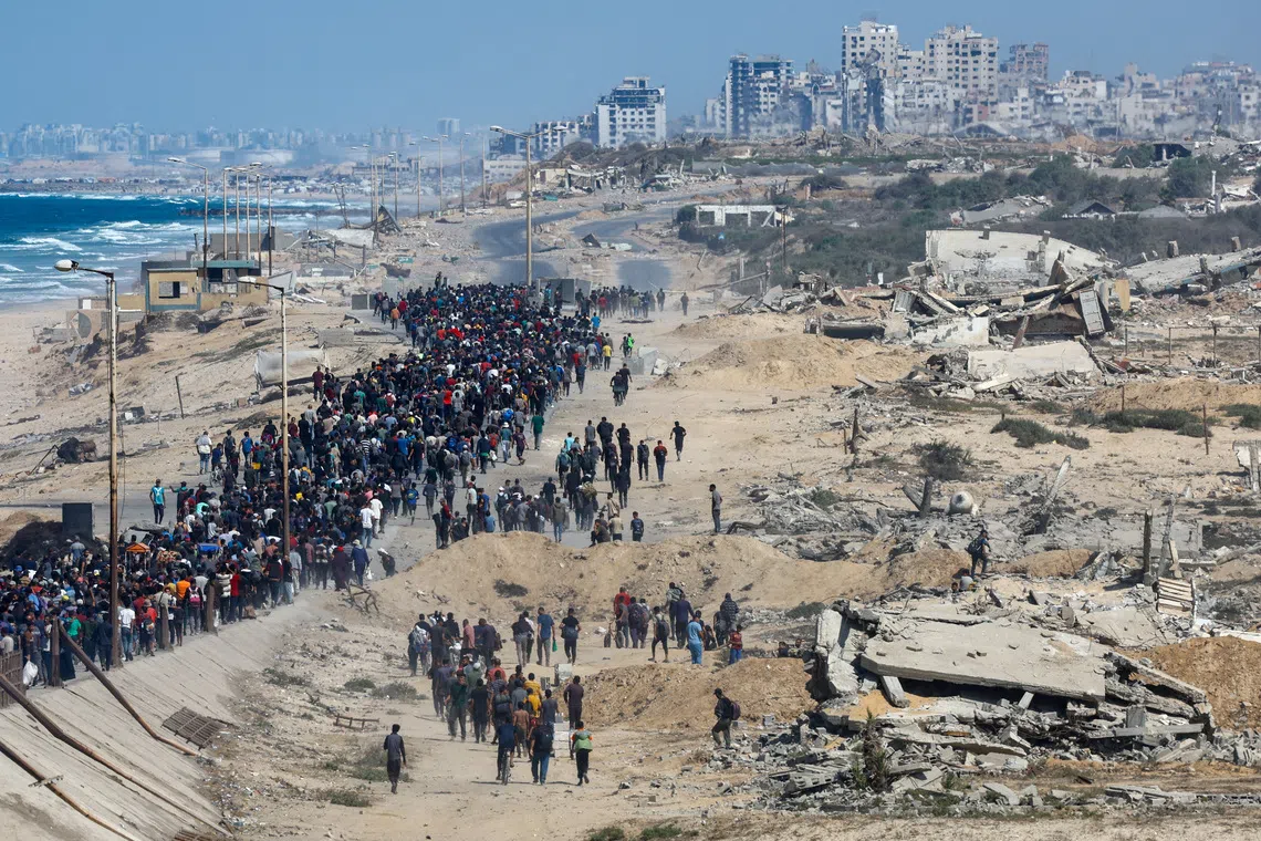 Palestinians displaced to the southern part of Gaza attempting to return to the north on Oct 10.