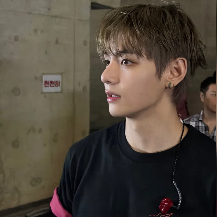 V of K-pop group BTS said during a livestream on Aug 12 that he had experienced hearing difficulties for the past 2½ years.