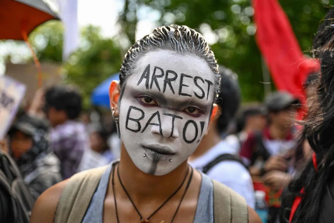 A protester seeking justice for the thousands killed in ex-president Rodrigo Duterte’s drug war calls for the arrest of fugitive Senator Ronald dela Rosa.
