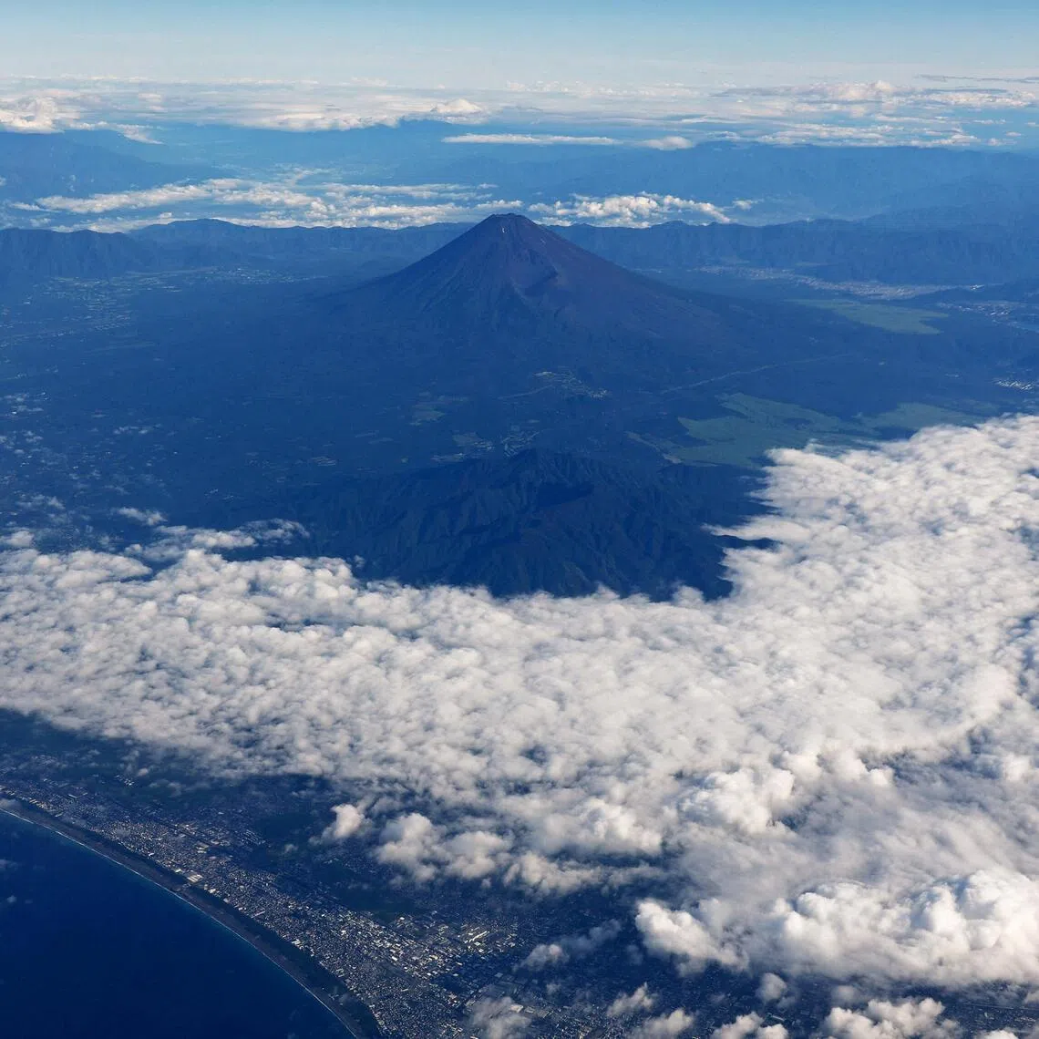 Those who submit plans and take necessary safety precautions will not be required to pay for rescue operations when climbing Mount Fuji in the off-season.