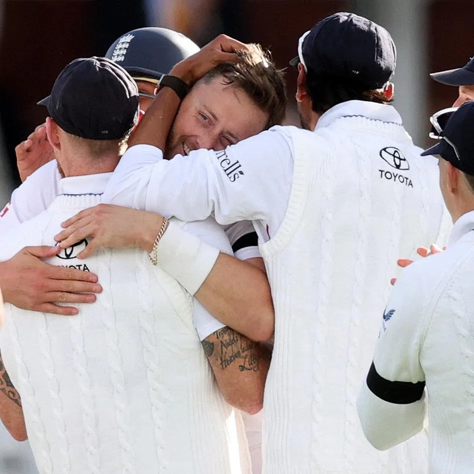 Cricket - England v New Zealand - First Test - Lord's Cricket Ground, London, Britain - June 4, 2026 England's Ollie Robinson celebrates after taking the wicket of New Zealand's Daryl Mitchell with teammates Action Images via Reuters/Andrew Boyers
