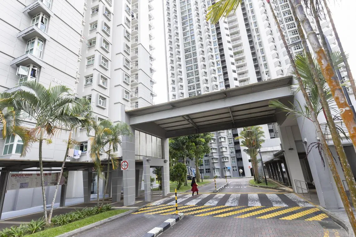 武吉巴督西5道第386座组屋旁有盖车道、斑马线。