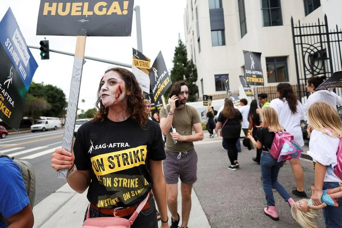 FILE PHOTO: SAG-AFTRA members walk the picket line during their ongoing strike outside Sony Studios in Culver City, California, U.S. September 29, 2023. REUTERS/Mario Anzuoni/File Photo