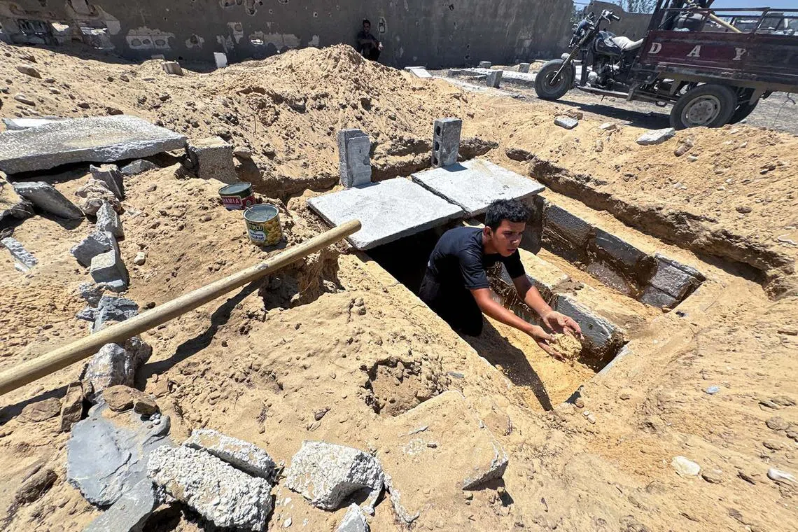 A Palestinian prepares a grave in a cemetery as death toll surpasses 40,000, according to health ministry, amid Israel-Hamas conflict, in Khan Younis in the southern Gaza Strip, August 15, 2024. REUTERS/Mohammed Salem TPX IMAGES OF THE DAY