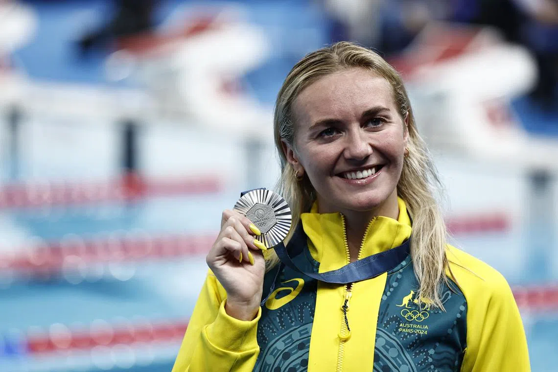 Paris 2024 Olympics - Swimming - Women's 800m Freestyle Victory Ceremony - Paris La Defense Arena, Nanterre, France - August 03, 2024. Silver medallist Ariarne Titmus of Australia poses as she celebrates with her medal REUTERS/Clodagh Kilcoyne