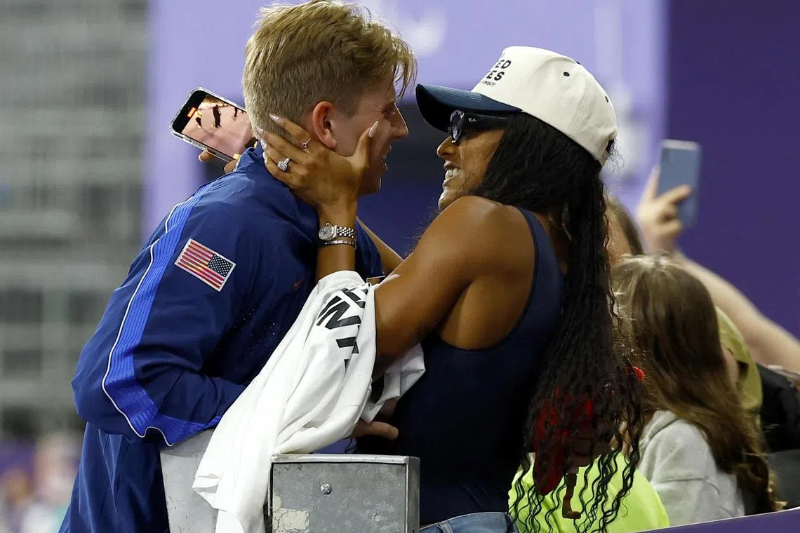 Paris 2024 Paralympics - Athletics - Men's 400m - T62 Medal Ceremony - Stade de France, Saint-Denis, France - September 6, 2024
Gold medallist Hunter Woodhall of United States celebrates with his partner, gold medallist at the 2024 Summer Olympics Tara Davis-Woodall REUTERS/Thomas Mukoya