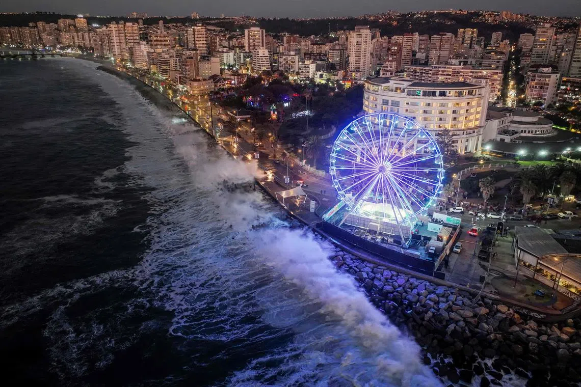 TOPSHOT - Aerial view of heavy tidal waves in Viña del Mar, Chile, taken on December 28, 2024. The Chilean National Disaster Prevention and Response Service issued a preventive early warning due to the development of abnormal waves on the continental coastal edge of Chile. (Photo by Javier TORRES / AFP)