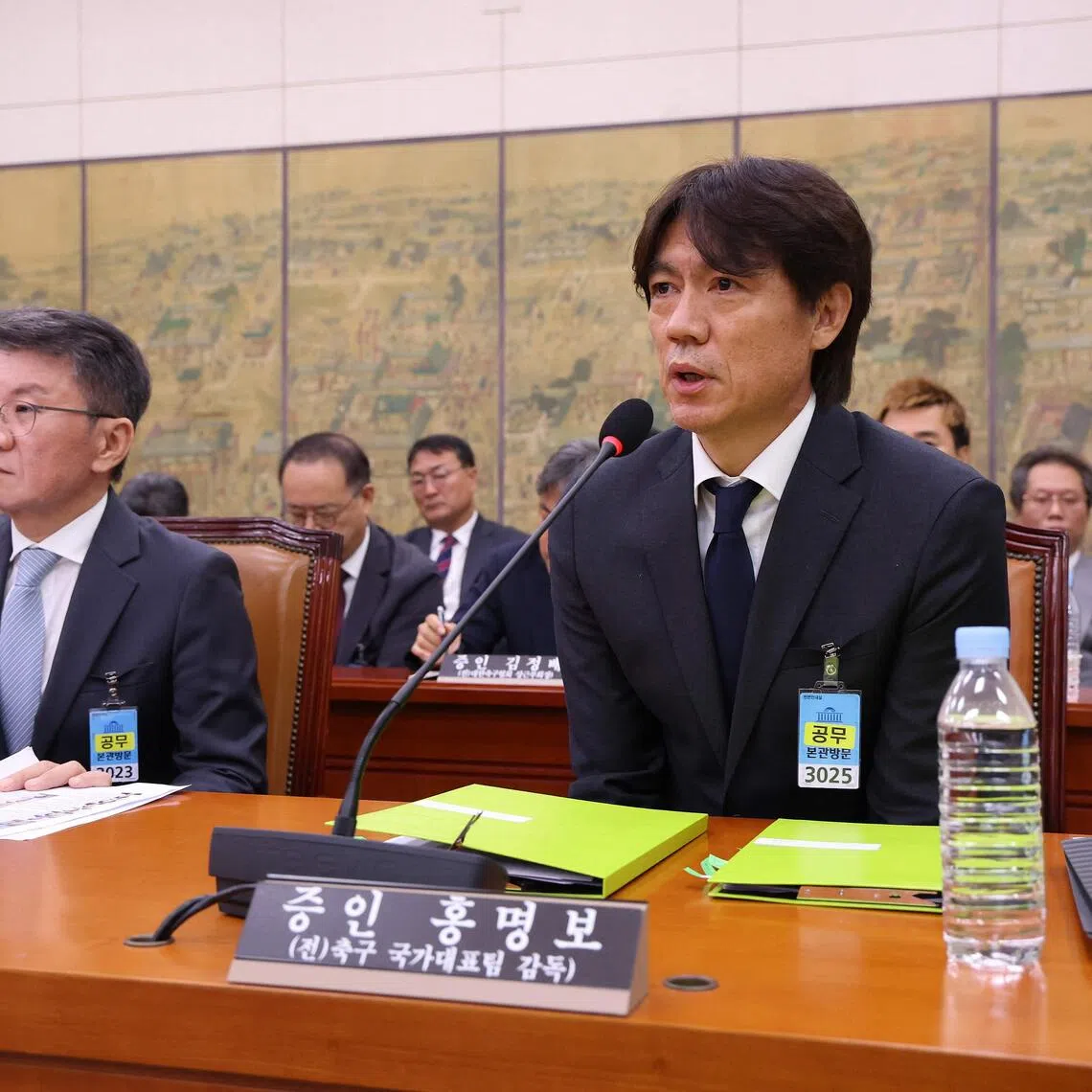 Former South Korean men’s national team head coach Hong Myung-bo (right) and former KFA president Chung Mong-gyu (left) at a hearing at the National Assembly in Seoul on July 30.
