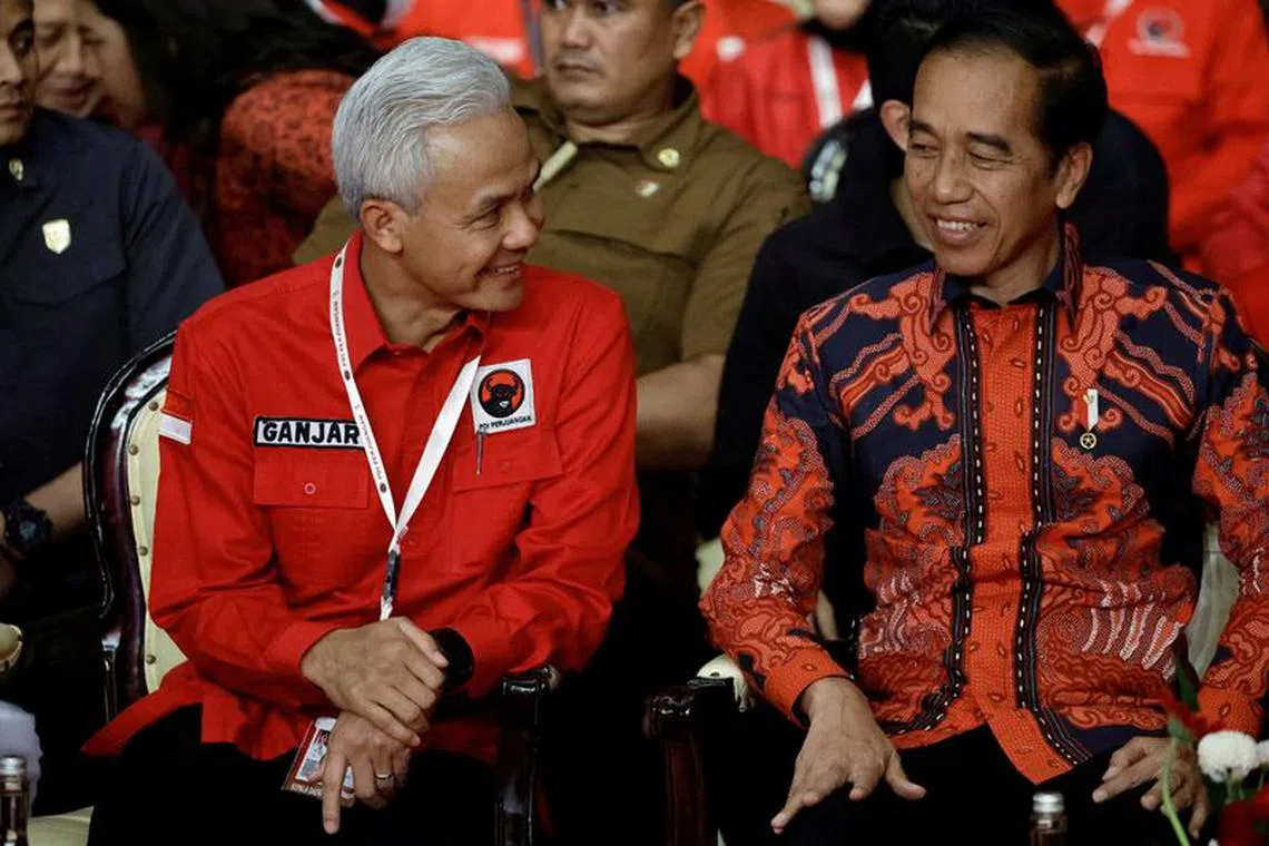 FILE PHOTO: Ganjar Pranowo, Indonesia Democratic Party of Struggle (PDIP) candidate in the 2024 presidential election, talks with Indonesian President Joko Widodo, as they attend the party's national meeting in Jakarta, Indonesia, September 29, 2023. REUTERS/Willy Kurniawan/File Photo