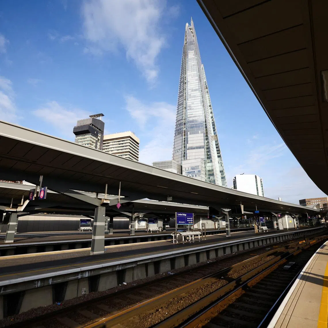 A general view of platforms of the London Bridge station, Britain July 27, 2022. REUTERS/Lisi Niesner/File Photo