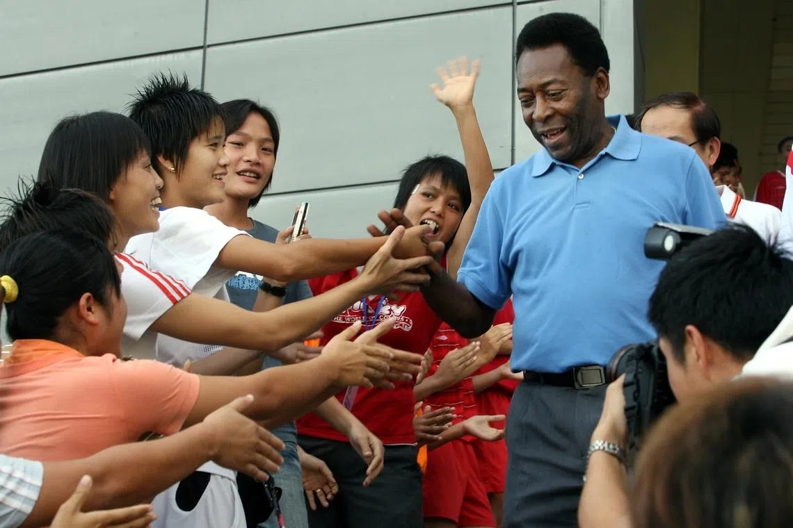 Soccer legend Pele greets fans the Singapore Sports School on 27 Nov 2006. He is one of the many partners Eighth Wonder is bringing here as part of its Sentosa IR proposal.