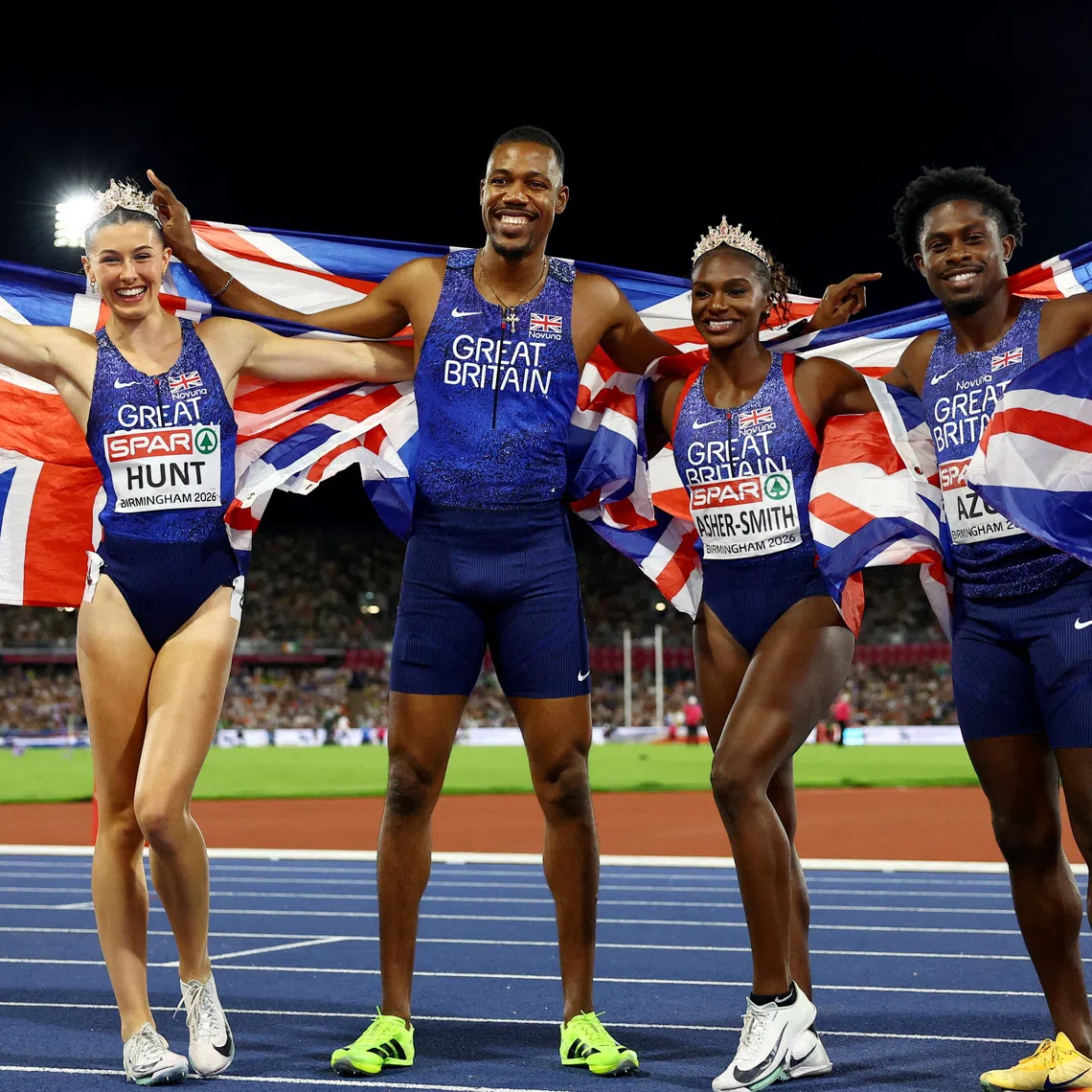 Athletics - European Athletics Championships - Alexander Stadium, Birmingham, Britain - August 16, 2026 Great Britain's Amy Hunt, Jeremiah Azu, Dina Asher-Smith and Zharnel Hughes celebrates after winning the gold medal in the 4x100m mixed relay final REUTERS/Peter Cziborra