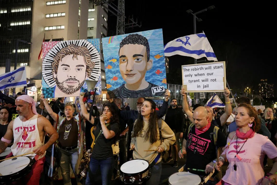 FILE PHOTO: Supporters of Israeli hostages kidnapped during the October 7, 2023 attack on Israel by Hamas play drums during a protest against Israeli government and Prime Minister Benjamin Netanyahu and to demand the release of all hostages, in Tel Aviv, Israel, April 26, 2025. REUTERS/Ronen Zvulun/File Photo