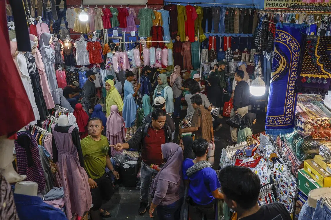 epa10568010 People shop for clothes as they prepare for Eid Al-Fitr celebration that marks the end of the holy month of Ramadan in Jakarta, Indonesia, 11 April 2023.  EPA-EFE/MAST IRHAM