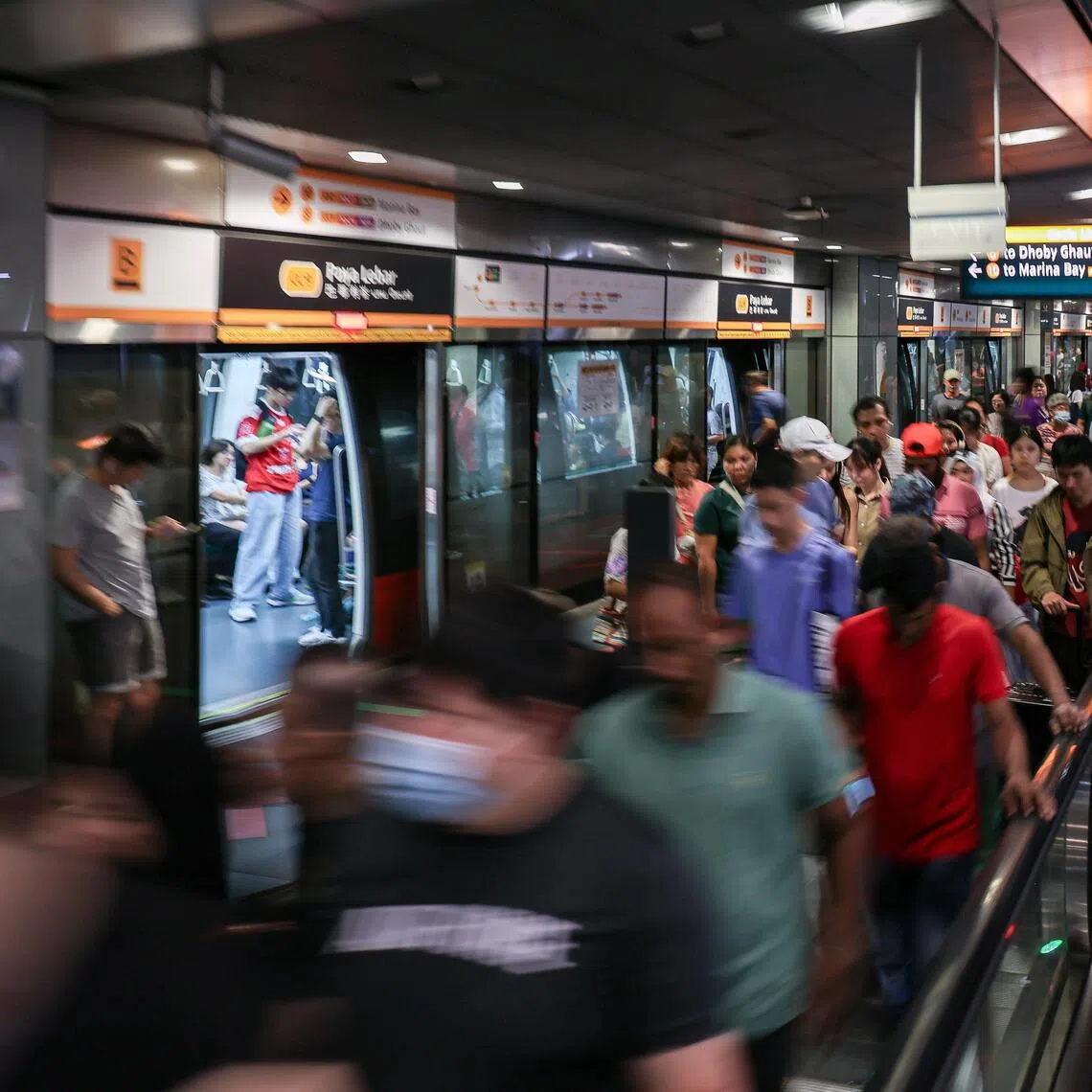 ST20251130_202580600574/vcccl01/Brian Teo/Vanessa Paige Chelvan/*EMBARGO UNTIL DEC 1, 12PM* Commuters at the platform of Paya Lebar MRT station on Nov 30, 2025. Passengers on the Circle Line are expected to face delays of up to 30 minutes when maintenance works are carried out from Jan 17 to April 19, 2026, in the tunnels between Mountbatten, Dakota and Paya Lebar stations.ST PHOTO: BRIAN TEO