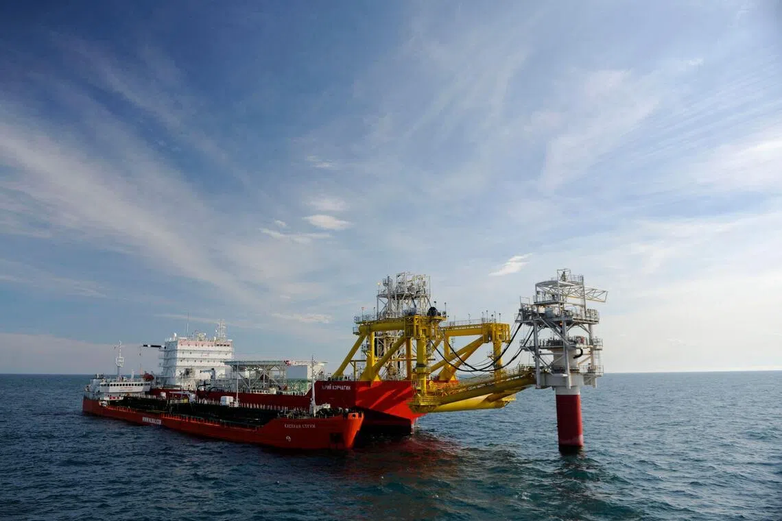 US President Donald Trump’s decision to impose sanctions on two of Russia’s largest oil companies, Lukoil and Rosneft, will have a significant impact on Russian income.