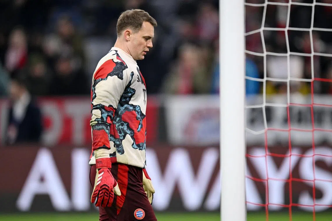 Soccer Football - Champions League - Round of 16 - First Leg - Bayern Munich v Bayer Leverkusen - Allianz Arena, Munich, Germany - March 5, 2025  Bayern Munich's Manuel Neuer during the warm up before the match REUTERS/Angelika Warmuth