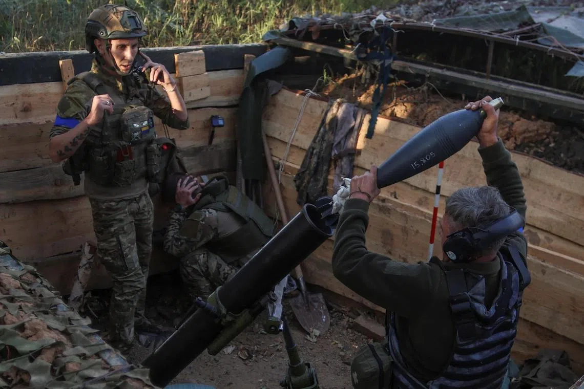 Ukrainian service members fire a mortar toward Russian troops at their position near a frontline, amid Russia's attack on Ukraine, in Zaporizhzhia region, Ukraine September 4, 2023. REUTERS/Oleksandr Ratushniak