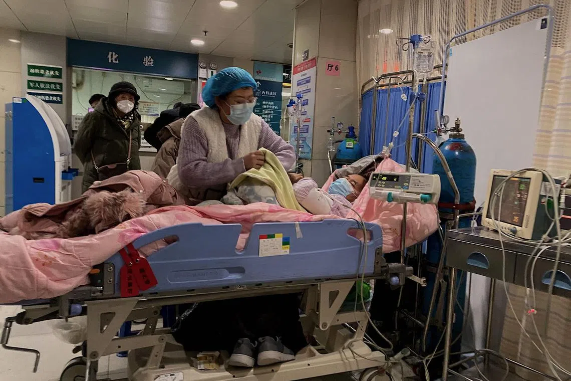 This picture shows a Covid-19 patient being treated at Tianjin First Center Hospital in Tianjin on December 28, 2022. - Cities across China have struggled with surging infections, a resulting shortage of pharmaceuticals and overflowing hospital wards and crematoriums after Beijing suddenly dismantled its zero-Covid lockdown and testing regime. (Photo by Noel Celis / AFP)
