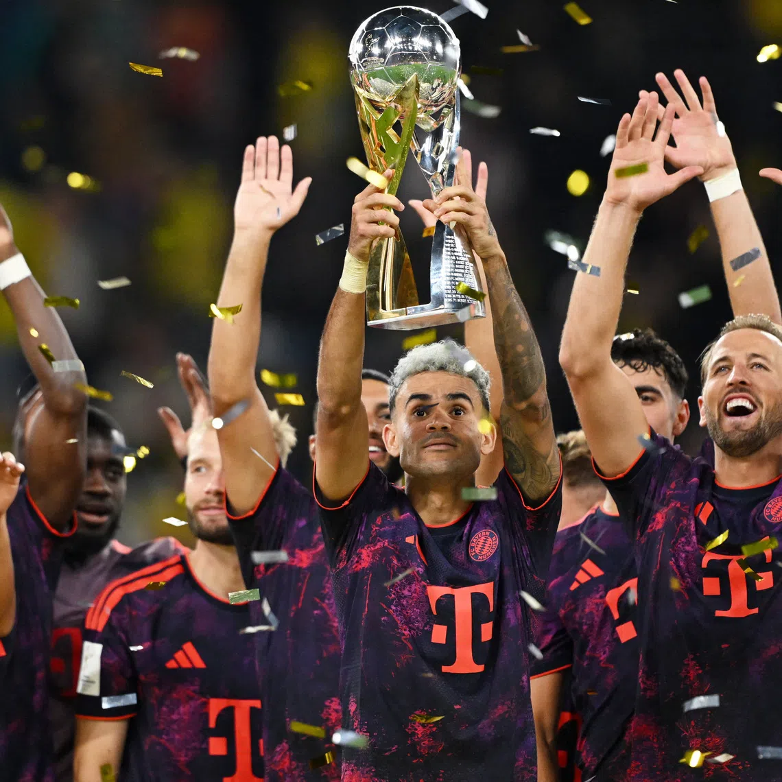Soccer Football - DFL Supercup - Final - Borussia Dortmund v Bayern Munich - Signal Iduna Park, Dortmund, Germany - August 22, 2026  Bayern Munich's Luis Diaz lifts the trophy with Harry Kane and teammates after winning the DFL Supercup final REUTERS/Teresa Kroeger