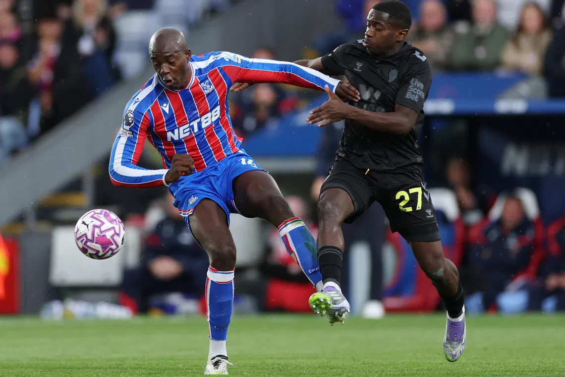 Soccer Football - Premier League - Crystal Palace v Sunderland - Selhurst Park, London, Britain - September 13, 2025 Crystal Palace's Jean-Philippe Mateta in action with Sunderland's Noah Sadiki REUTERS/Ian Walton