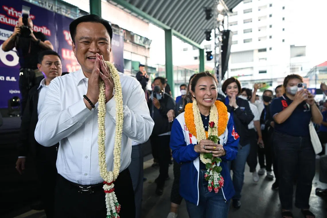 ST20230429_202353068361/Steph/Anutin Charnvirakul (L), Bhumjaithai Party's leader and prime ministerial candidate, arriving at a rally in a sheltered facility opposite Din Deng police station in Bangkok on May 2, 2023. He is accompanied by the party's MP candidate for Bangkok Metropolitan Region 6, Ms. Phada Worakanon.