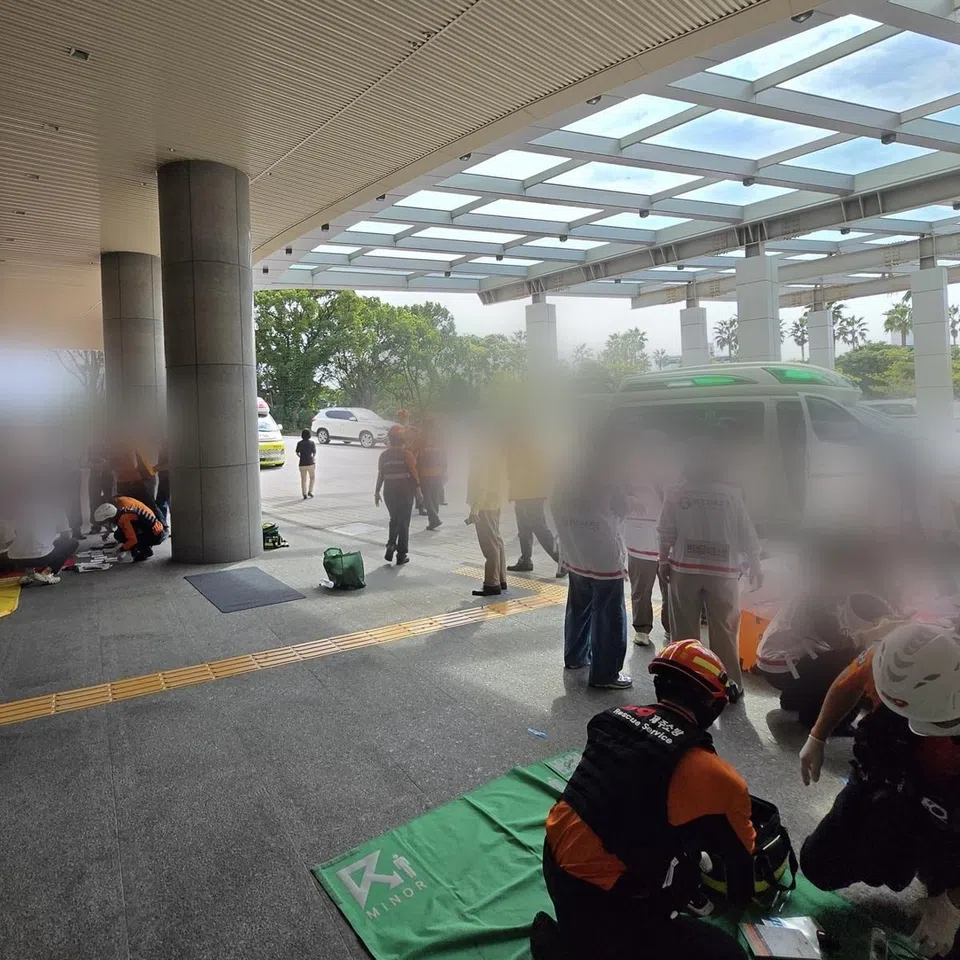 Guests reported that “all floors of the hotel smelled like bleach”, and many experienced symptoms such as dizziness and vomiting.