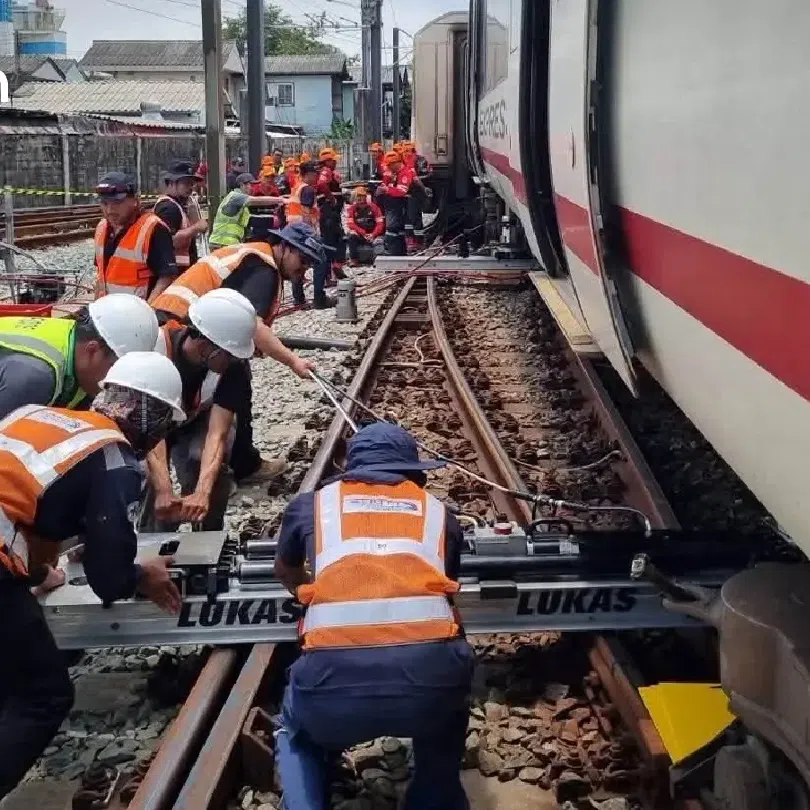 A carriage derailed at the rail link’s maintenance depot, reducing service to one train.