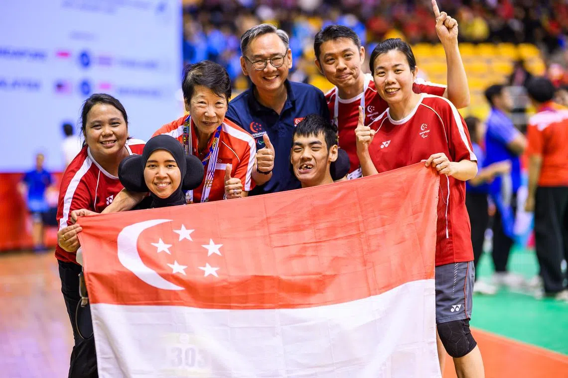 Seated from left: Singapore’s Nurulasyiqah Mohd Taha and Aloysius Gan posing with 